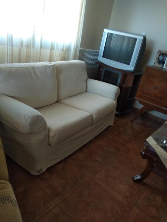 TV a/nebo společenská místnost v ubytování THEO house in Kyllini Zakynthos