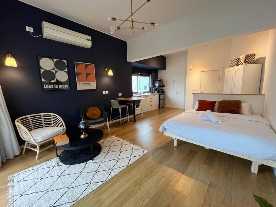 1 dormitorio con 1 cama grande y cocina en Loft boutique with balcony, en Tel Aviv