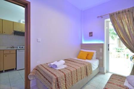 Postel nebo postele na pokoji v ubytování GARBIS Μπακάλης Θεοχάρης