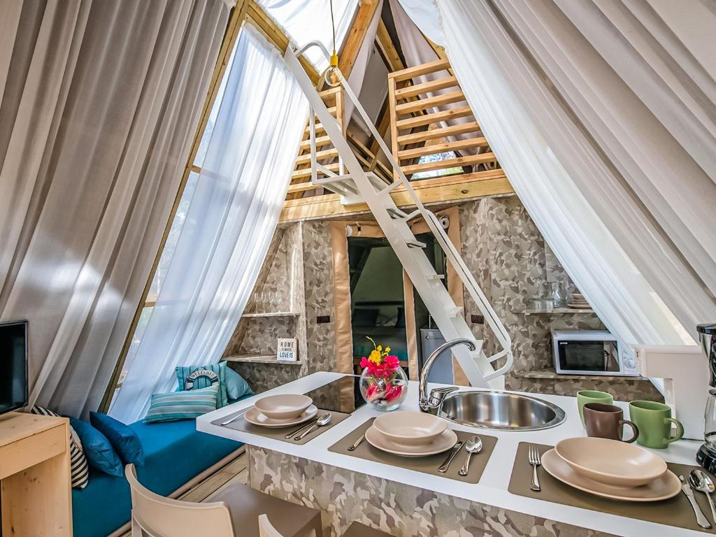 een keuken met een wastafel in een tiny house bij A-luxury Glamping by La Mignola in Fasano