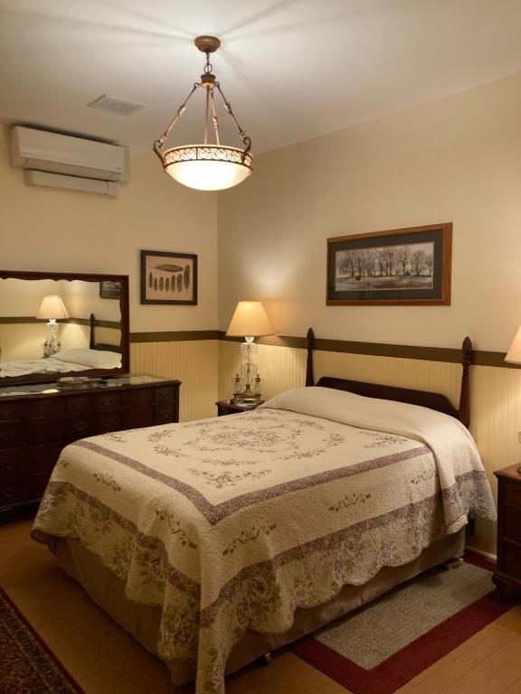 En eller flere senge i et værelse på Historic Capitol Hotel Vacation Suites Downtown