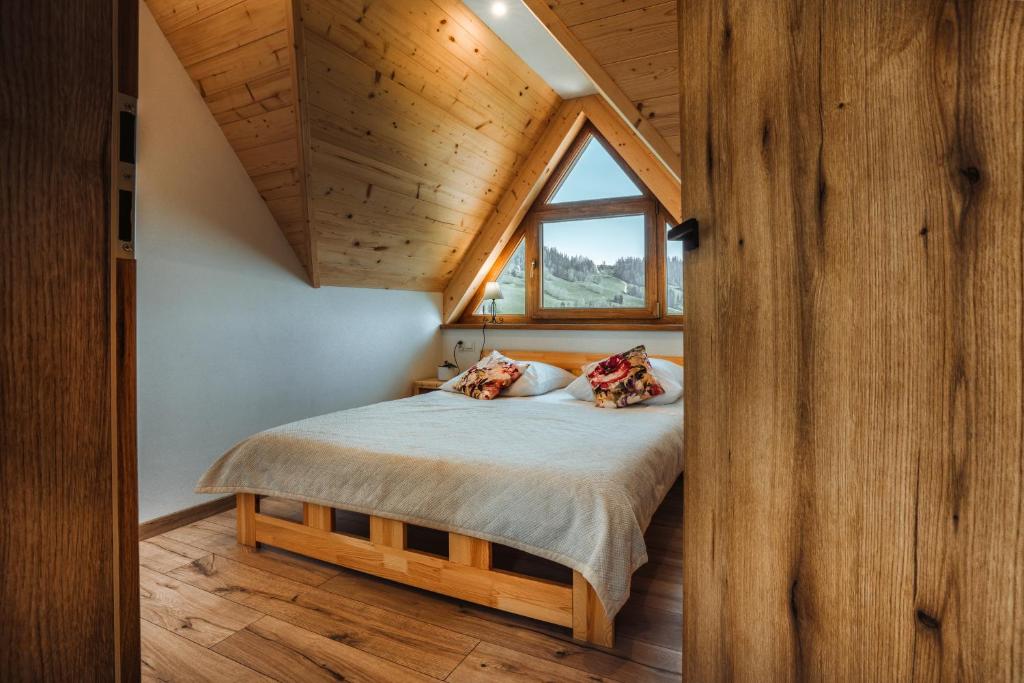 Posteľ alebo postele v izbe v ubytovaní Apartamenty Widok Tatr