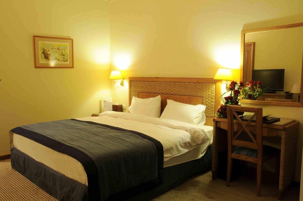 Postel nebo postele na pokoji v ubytování Warwick Palm Beach Hotel