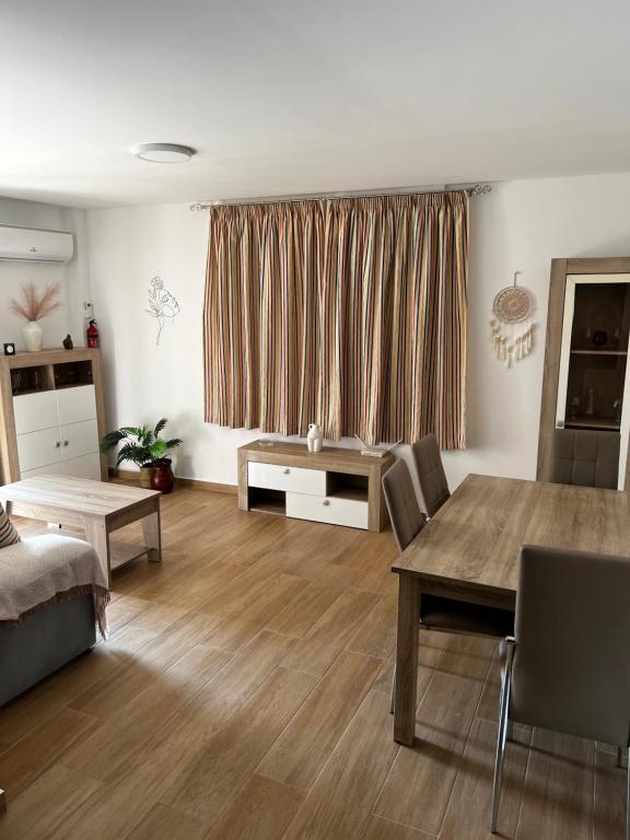 uma sala de estar com uma mesa e uma sala de jantar em Apartamento Arenas em Nerja