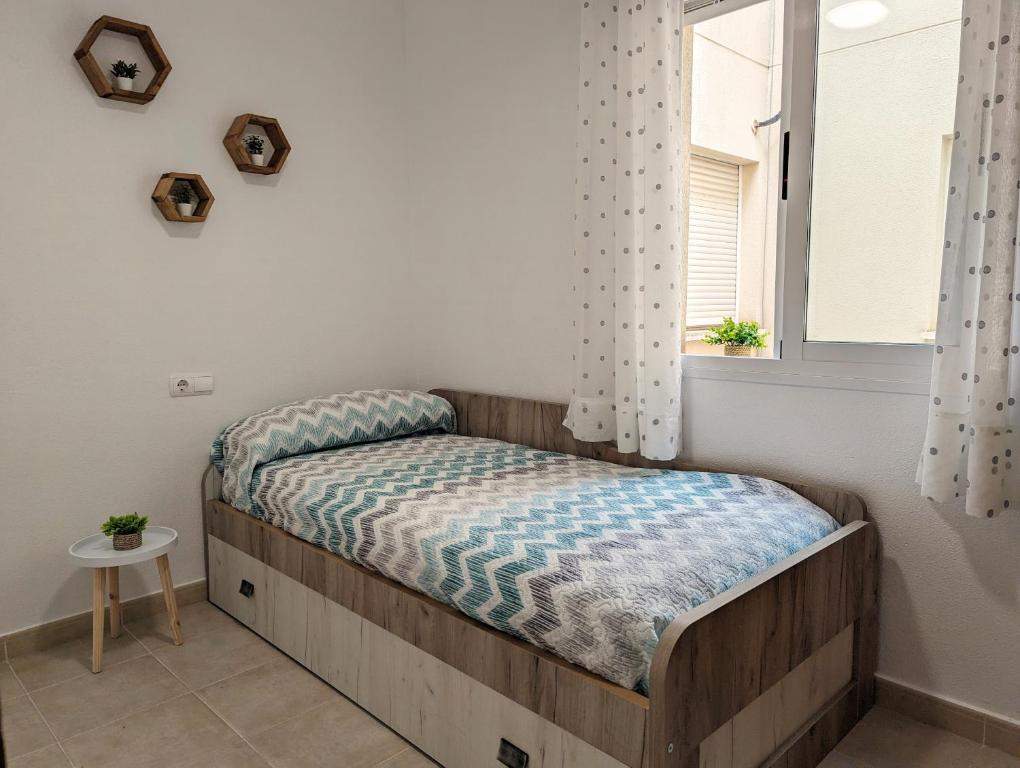 Postel nebo postele na pokoji v ubytování Apartamento Las Palmeras - Con Terraza, barbacoa, aire acondicionado y a 250m de la playa!