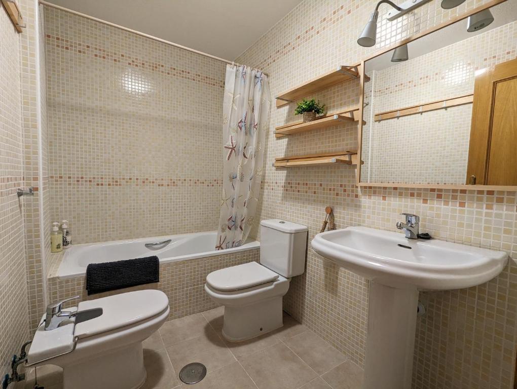 Koupelna v ubytování Apartamento Las Palmeras - Con Terraza, barbacoa, aire acondicionado y a 250m de la playa!