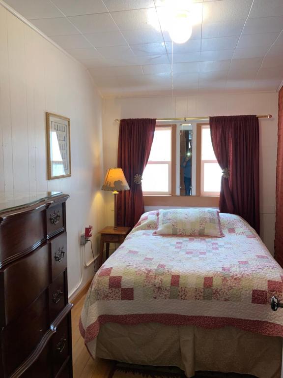Historic Capitol Hotel Vacation Suites Downtown客房内的一张或多张床位