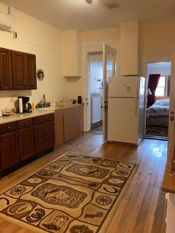Historic Capitol Hotel Vacation Suites Downtown的厨房或小厨房