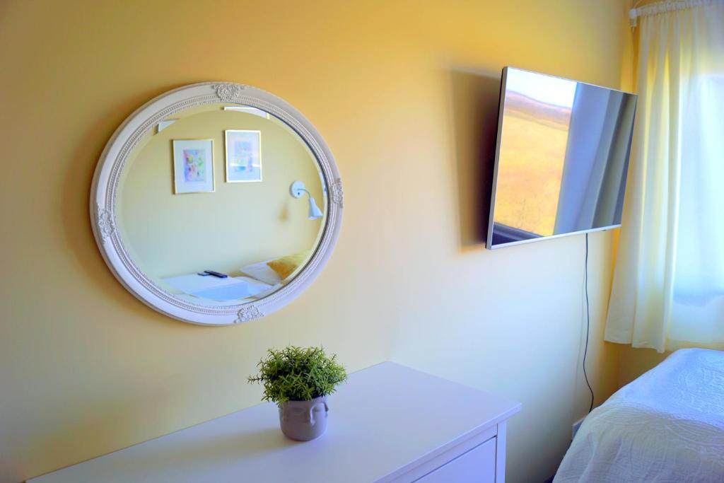 Postel nebo postele na pokoji v ubytování Austurey - Lakefront Villa