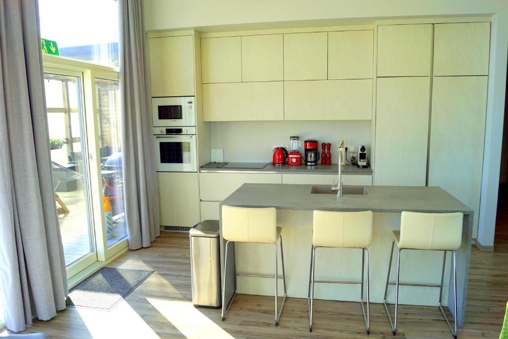 Kuchyň nebo kuchyňský kout v ubytování Austurey - Lakefront Villa