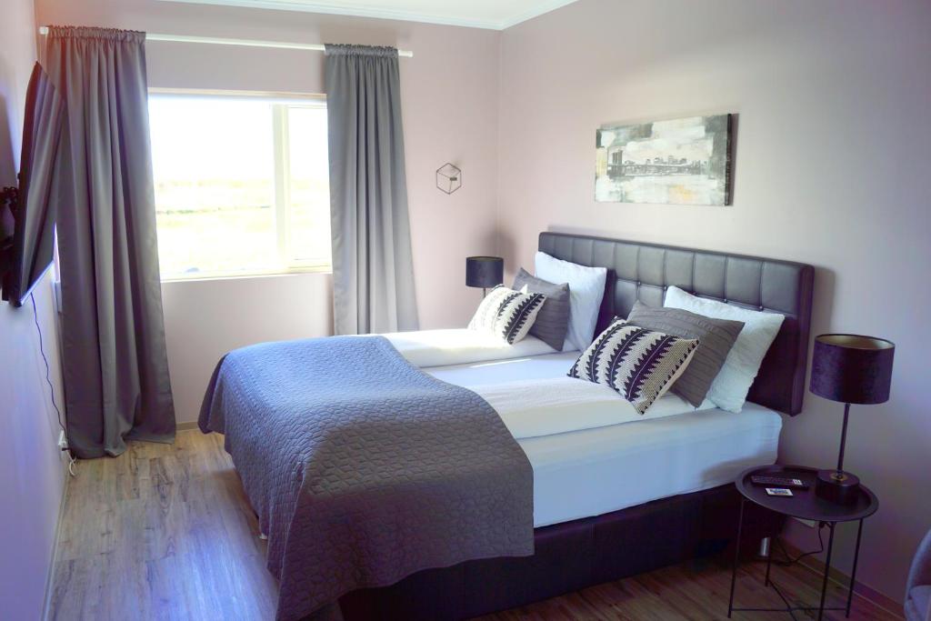Postel nebo postele na pokoji v ubytování Austurey - Lakefront Villa