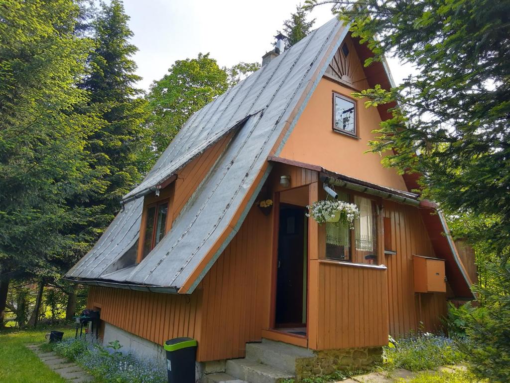 a small house with a gambrel roof at ELDORADO - do wynajęcia całoroczny domek wakacyjny 35 km od Krakowa in Stróża