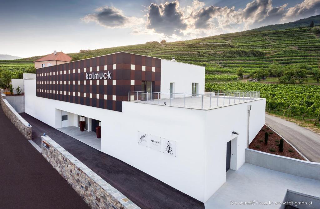 a rendering of a white building with a hill in the background at kalmuck LOFT in Spitz