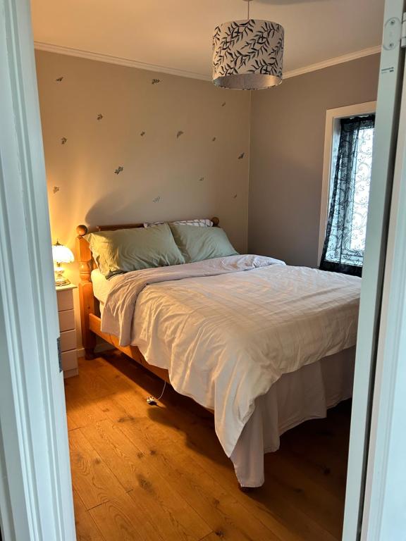 Postel nebo postele na pokoji v ubytování The Grannex ChezWise Eircode H91 FF2K