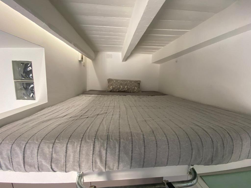 um quarto com uma cama num quarto branco em Alte Volat Casetta em Milão