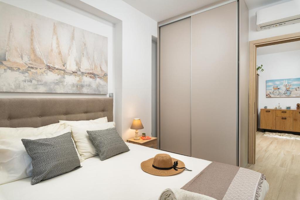 A bed or beds in a room at ModernPastel Apartment - Private Parking,Near the Old Port