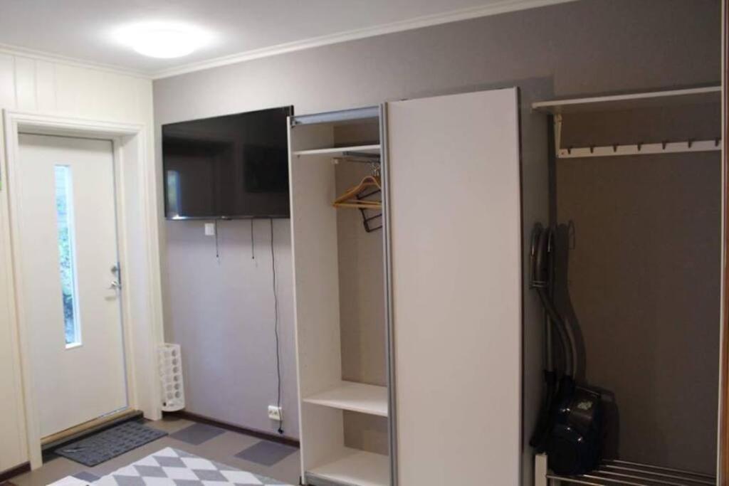 Televizorius ir (arba) pramogų centras apgyvendinimo įstaigoje Small Cozy Apartment in Gloppen