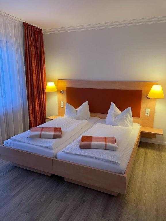 Postel nebo postele na pokoji v ubytování zum Schwanen Garni