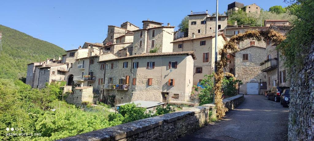 een groep gebouwen aan de zijkant van een berg bij casa belvedere a Valle San Martino di Spoleto in Spoleto