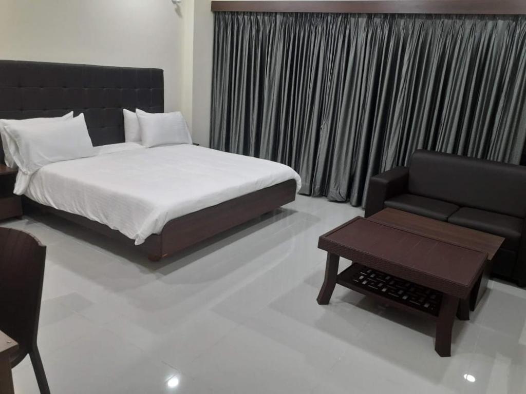 Booking.com: Szálloda BBOM'S RESIDENCY , Vellore, India . Foglaljon  szállodában!