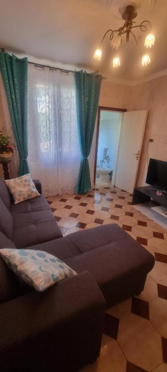 uma sala de estar com dois sofás em frente a uma janela em Casa Leonardo & Elisa em Figline Valdarno
