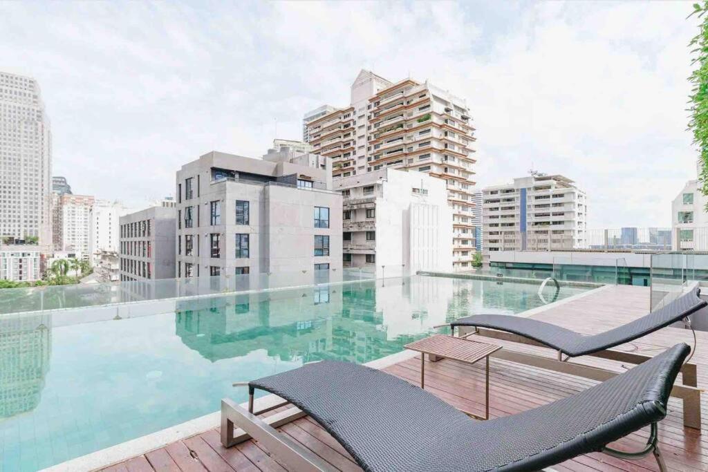 basen z 2 leżakami w budynku w obiekcie Stylish 1 Bedroom, Nice pool,Bts Asok, Sukhumvit w mieście Bangkok