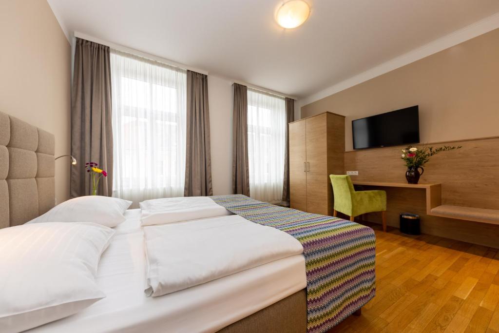 Postel nebo postele na pokoji v ubytování Hotel Unter den Linden