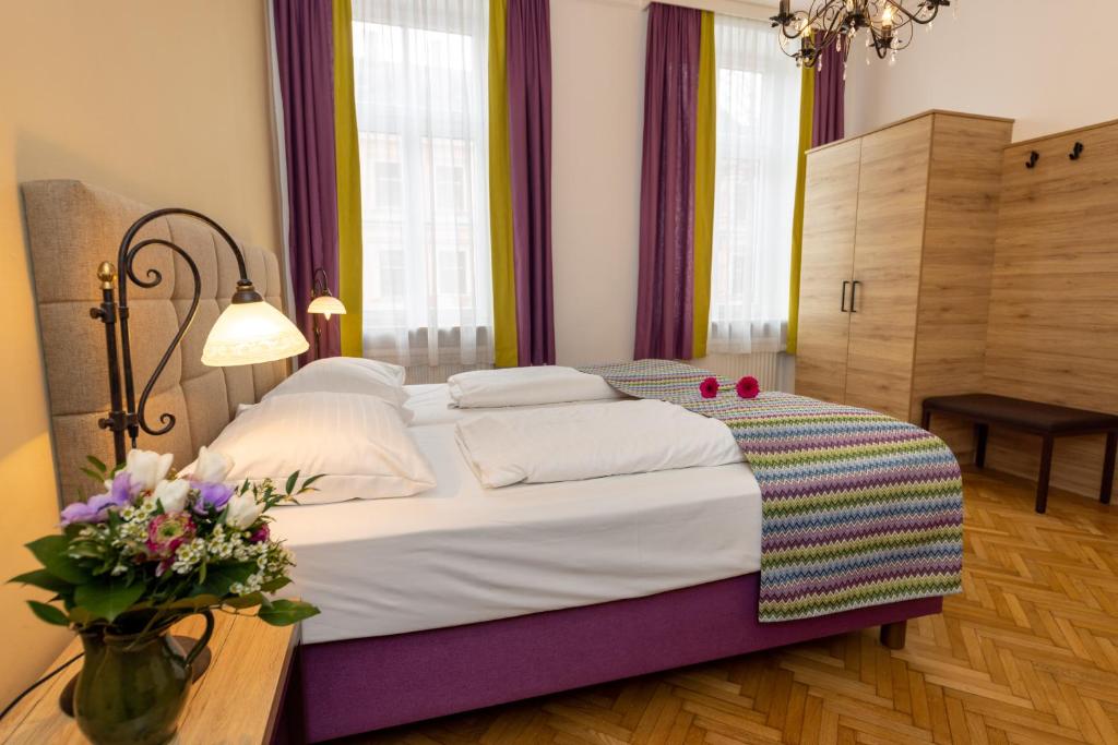 Postel nebo postele na pokoji v ubytování Hotel Unter den Linden