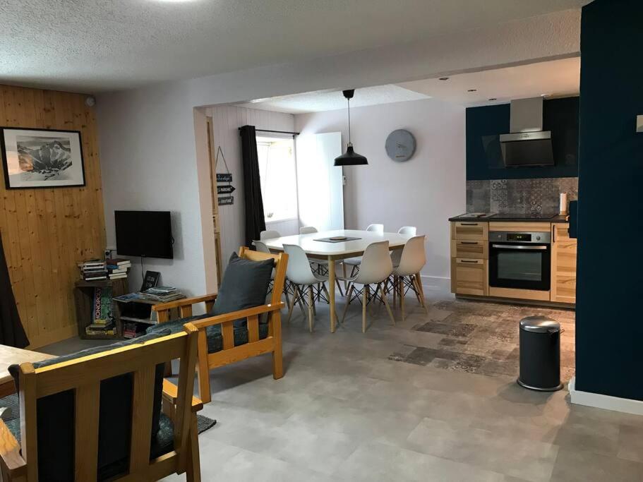 - une cuisine et une salle à manger avec une table et des chaises dans l'établissement Appartement spacieux au cœur du massif du Sancy, à Le Mont-Dore