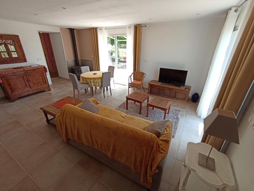 a living room with a couch and a table at Maison Manosque in Manosque