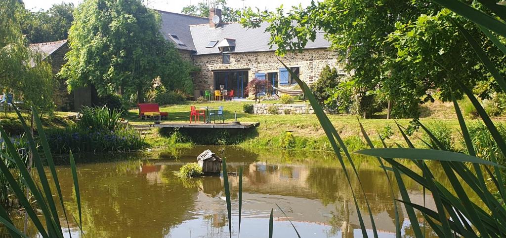 een huis en een vijver voor een huis bij Ty Cœur in Bais