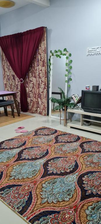 alfombra grande en el suelo de la sala de estar en DHut Homestay puncak iskandar, en Seri Iskandar