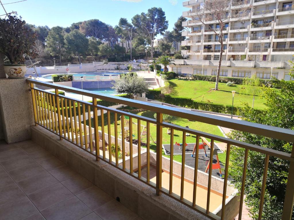 The swimming pool at or close to Luminoso apartamento en SALOU con TERRAZA y PARQUE INFANTIL IDEAL FAMILIAS