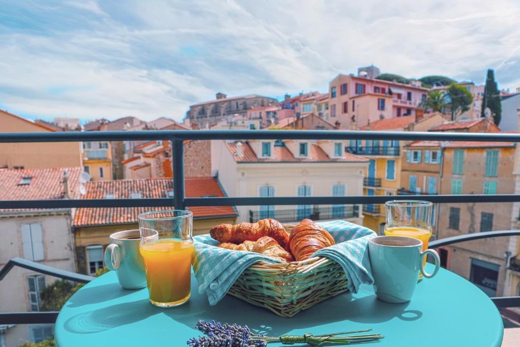 - Cesta de bollería y zumo de naranja en una mesa del balcón en Grand Studio Cannes Centre, en Cannes