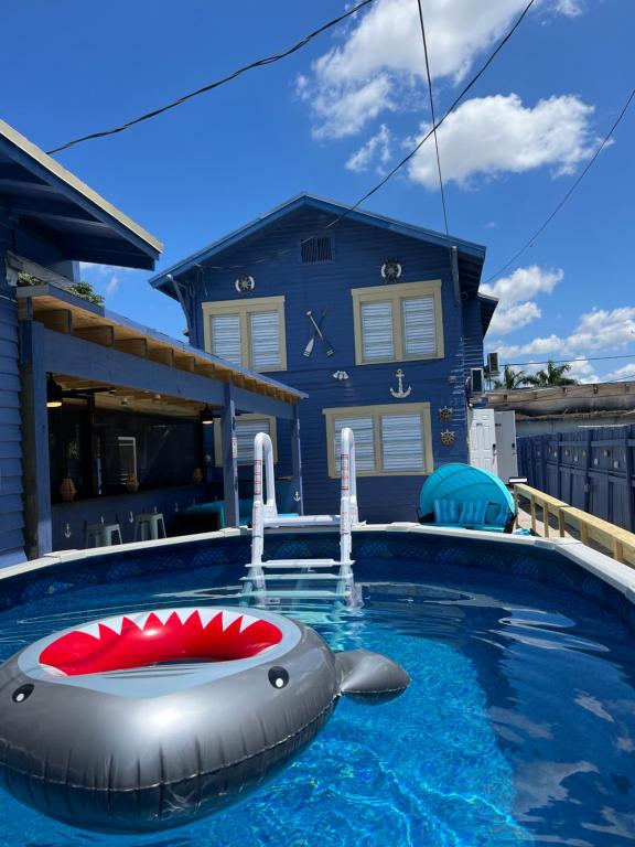 uma piscina com uma baleia insuflável em frente a uma casa em Blue Little Havana em Miami