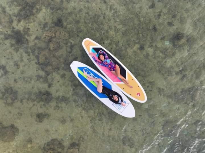 dos personas en un bote de remos en el agua en Ohana Resort, 