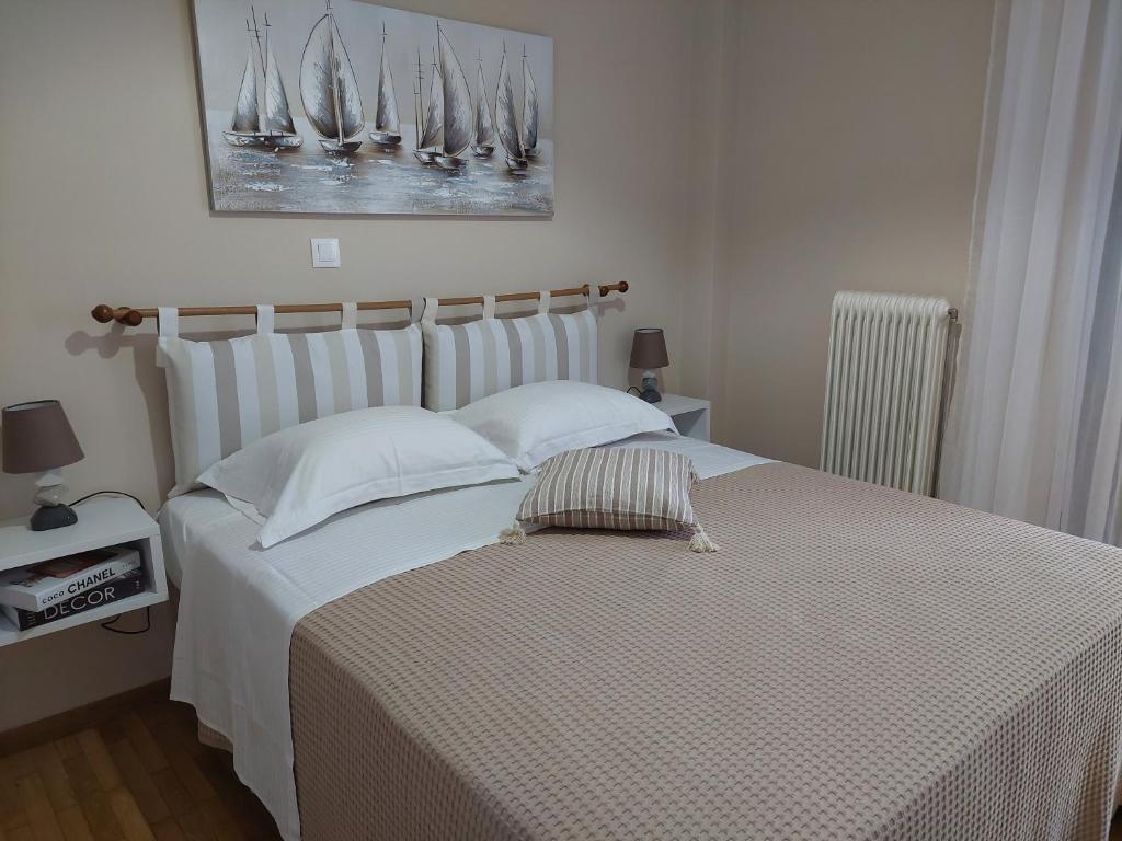 een slaapkamer met een bed met zeilen aan de muur bij Eva's apartment in Karistos