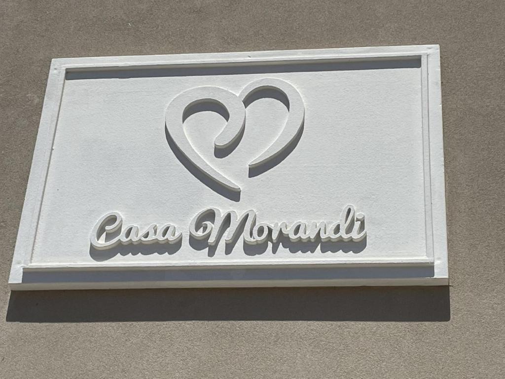 un segno per un movimento amazzone sul lato di un edificio di Casa Morandi MARE a San Vincenzo