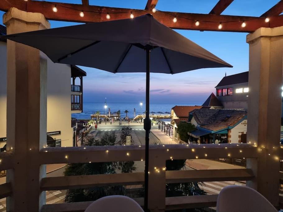- un parasol sur le balcon offrant une vue sur l'océan dans l'établissement Rare ! Magnifique appartement familial sur l'océan, à Lacanau-Océan