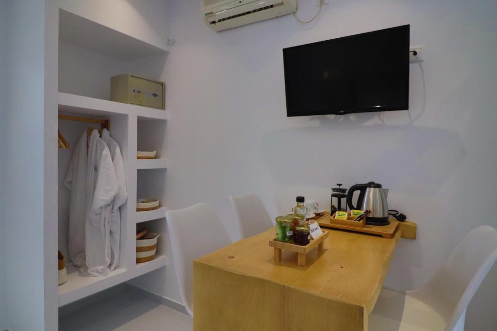 TV a/nebo společenská místnost v ubytování Coralli Beach Apartments