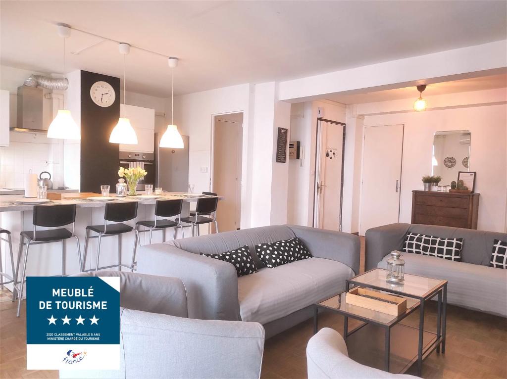 a living room with a couch and a kitchen at Standing 4(*), 94m, lumineux, calme à Euromed in Marseille