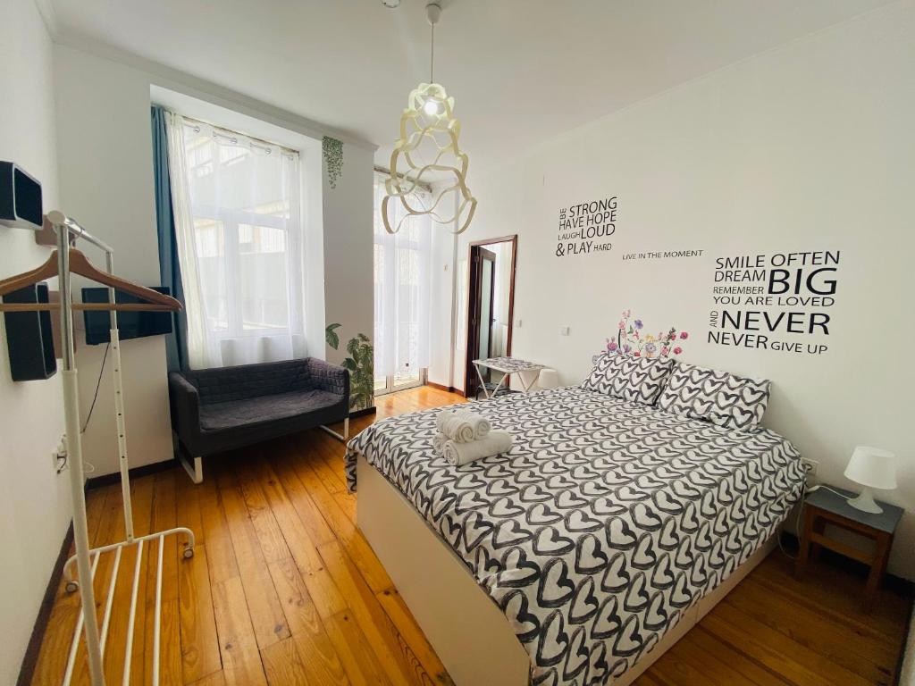 una camera con un letto e un divano di Porto City Centre Studios a Porto