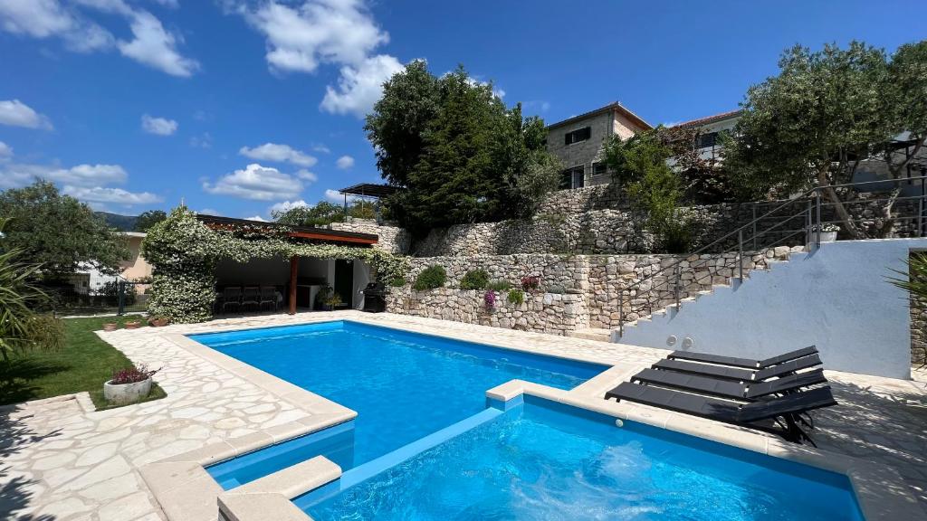 - une piscine en face d'une villa dans l'établissement Holiday House Vita, à Klis