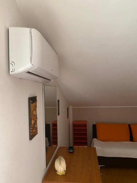 een woonkamer met een plafondventilator en een tafel bij Casa panoramica in Mascali