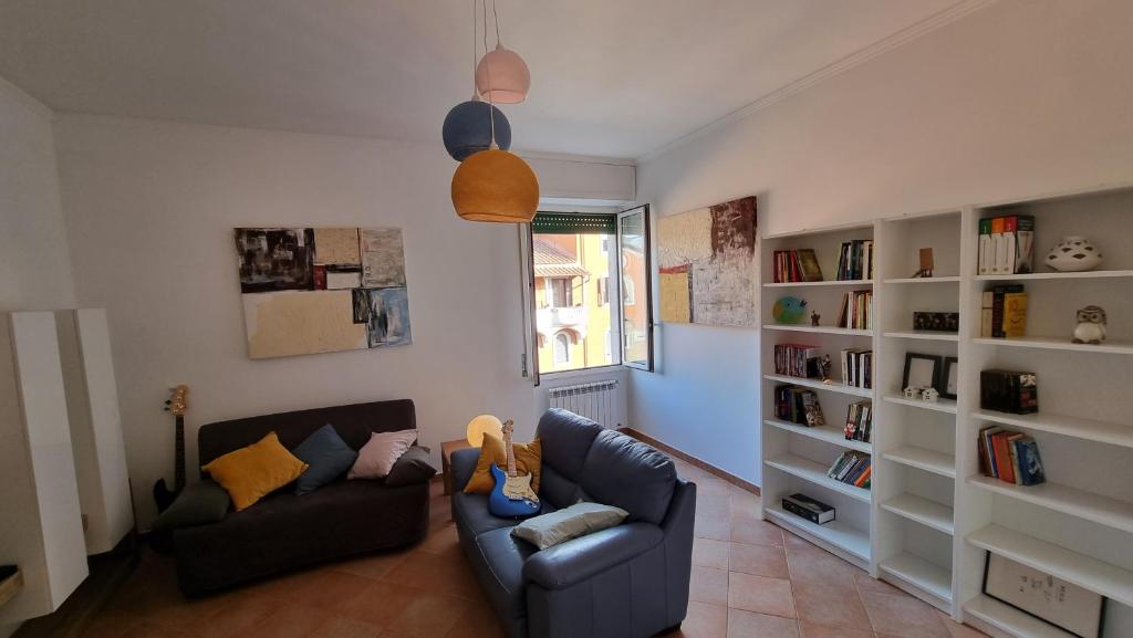 - un salon avec un canapé et des étagères dans l'établissement Casa Vacanze Garbatella, à Rome