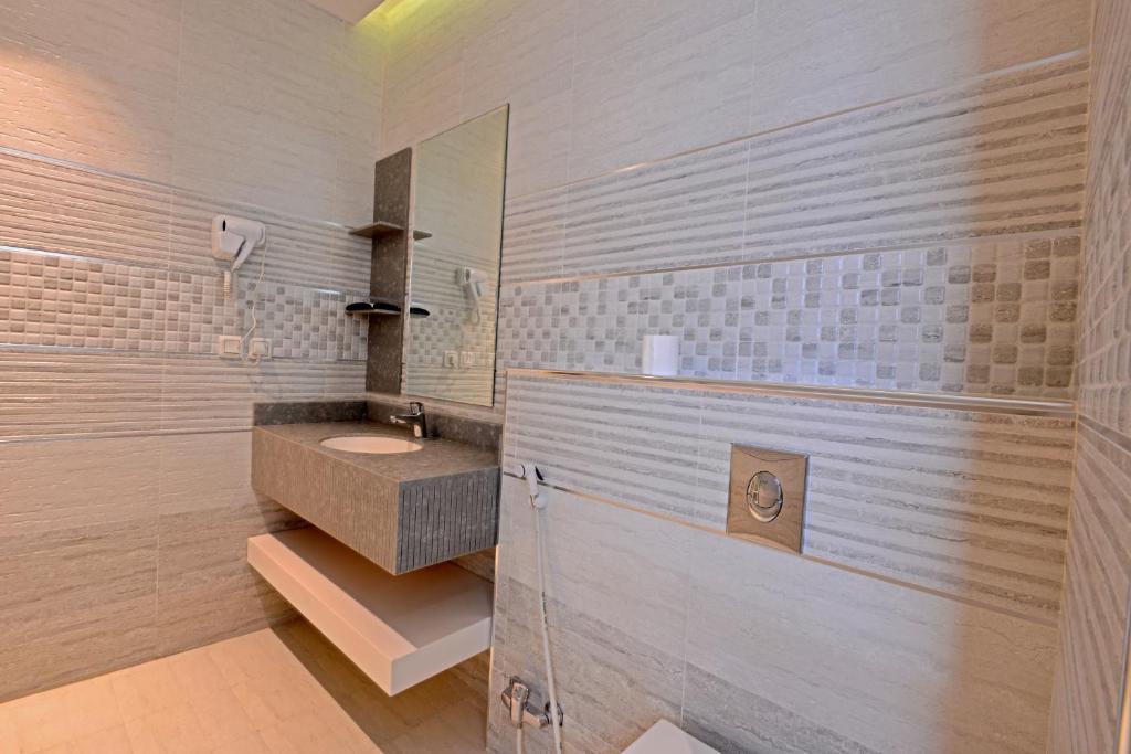 Koupelna v ubytování شقق اجنحة كنزان للشقق المخدومة Knzan Suites