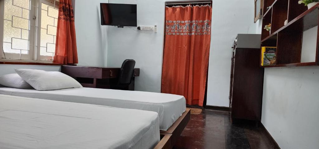 Postel nebo postele na pokoji v ubytování CHARAKAMA Guest Bungalow - GAMPAHA