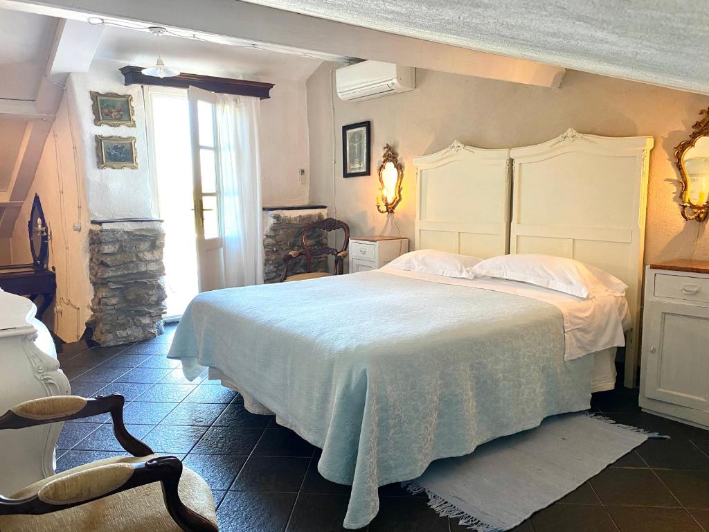 - une chambre avec un grand lit dans l'établissement AGRITURISMO CASA OLIVIERI, à Sestri Levante