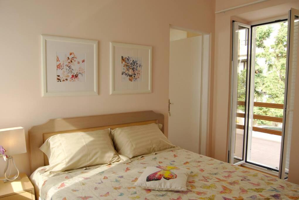 Ένα ή περισσότερα κρεβάτια σε δωμάτιο στο Bright and airy home 50 meters from the beach