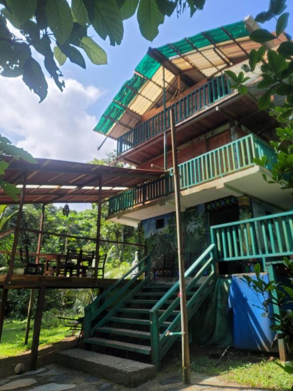 ein Gebäude mit einer Treppe, einem Tisch und Stühlen in der Unterkunft Ecohotel Bahía Terco in Nuquí